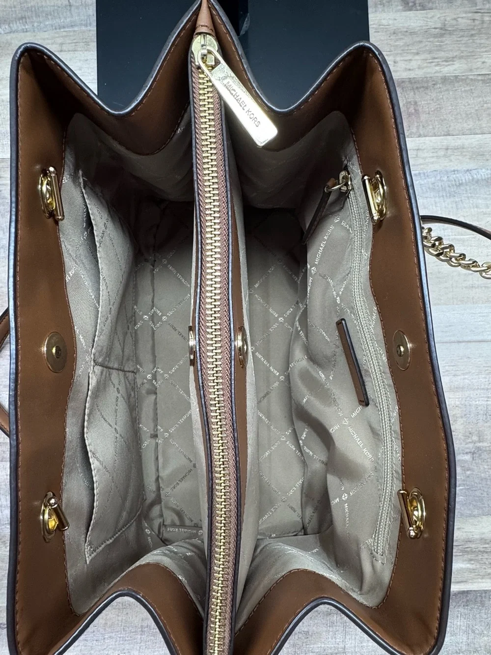 Michael Kors Womens Teagan Large Logo Print Shoulder Bag in Vanilla